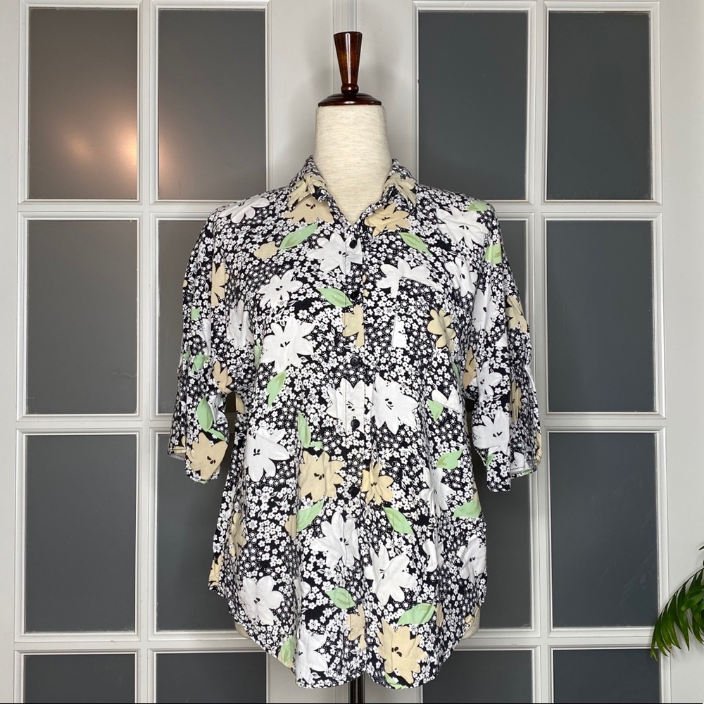 GUC Women’s sz L Black & White Floral Short Sleeve